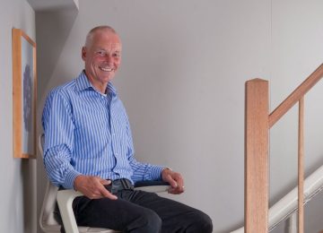 Handicare - Freecurve man on moving stairlift