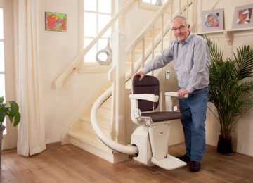 Handicare Freecurve - man stairlift