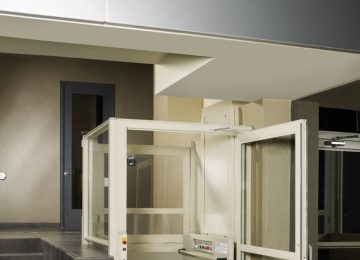 Savaria V 1504 enclosed VPL lobby door open